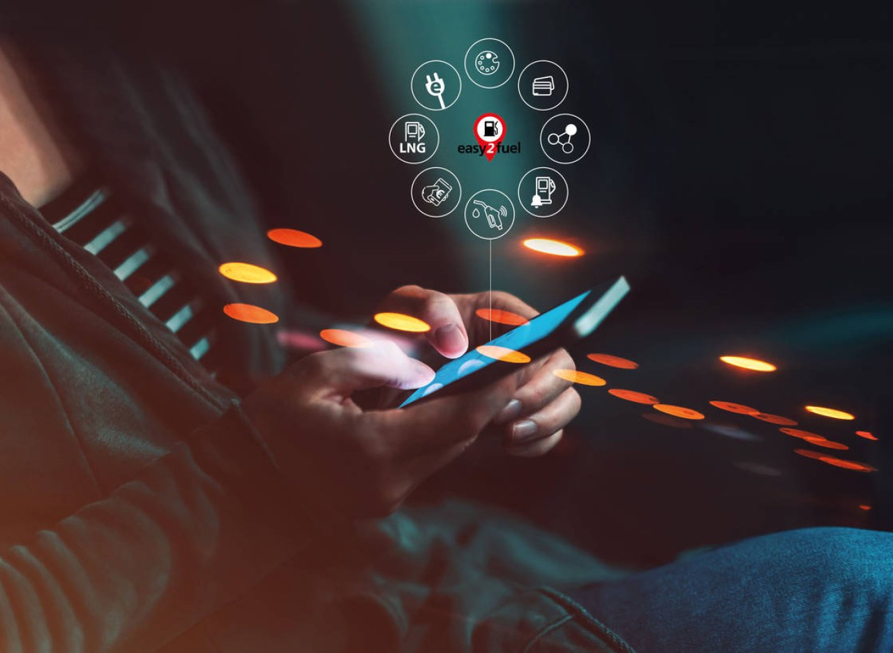 Ein Mann bedient eine App und Symbole werden als Kreise dargestellt.
