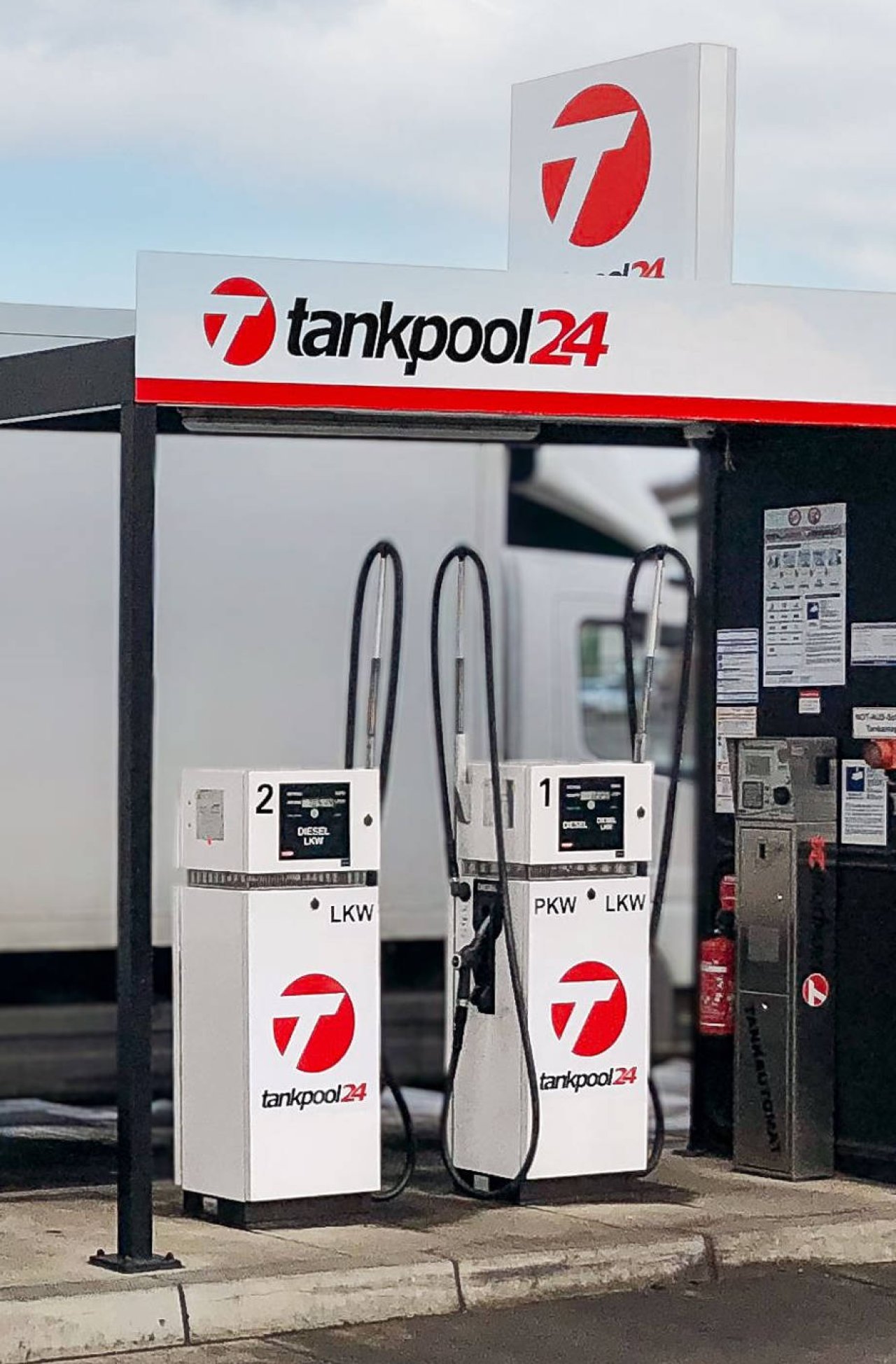 Tankstelle mit zwei Zapfsäulen für LKW und PKW, Marke tankpool24, weiß und rot.