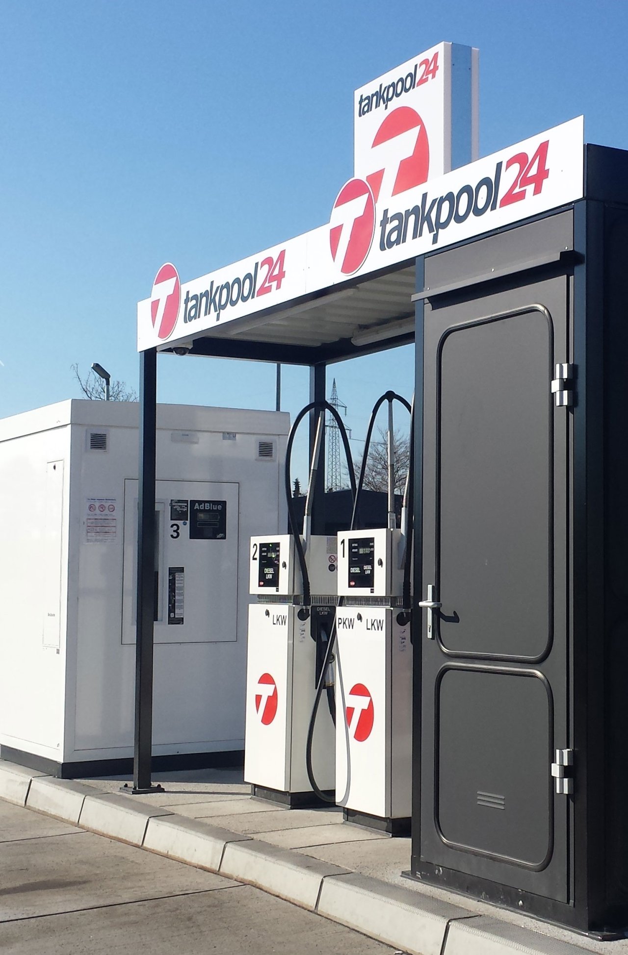 Tankpool24-Tankstelle mit zwei Zapfsäulen für LKW.