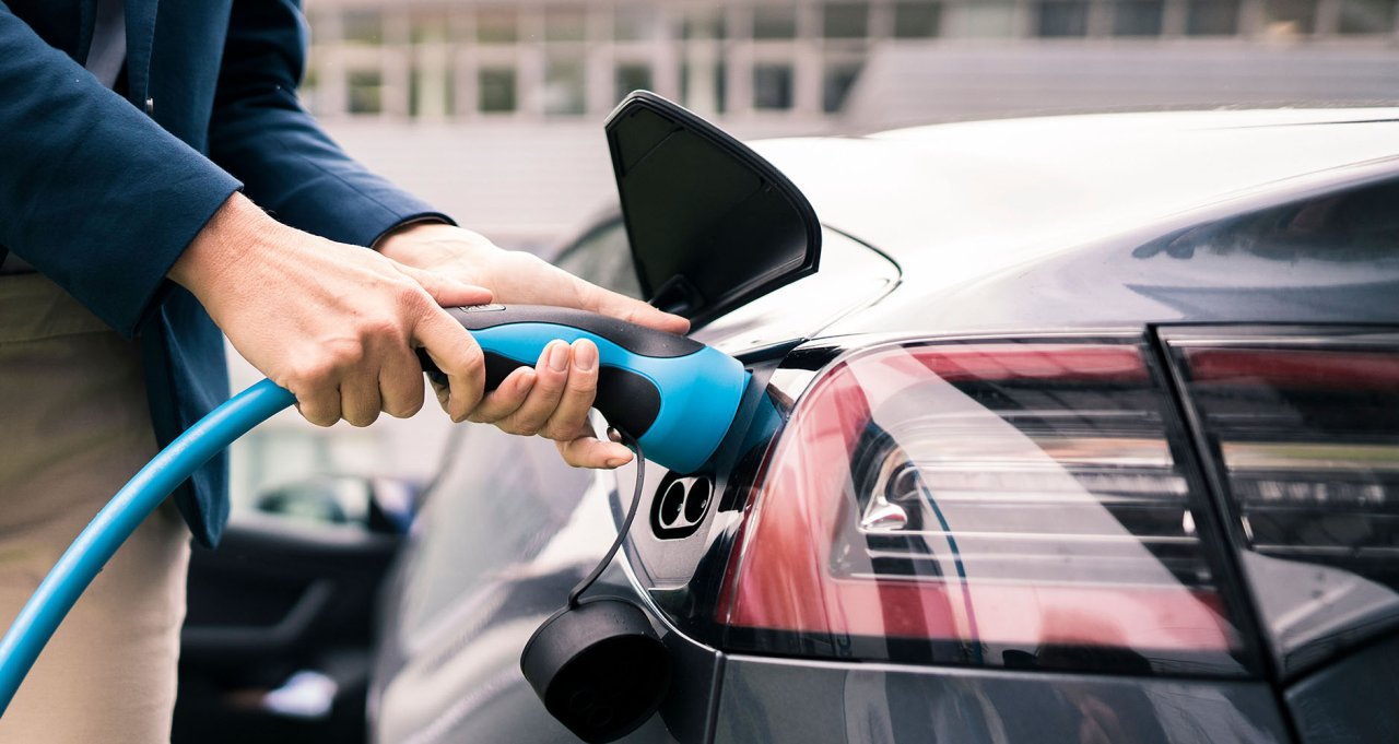 E Auto tanken mit Knauber Stromtankstelle.