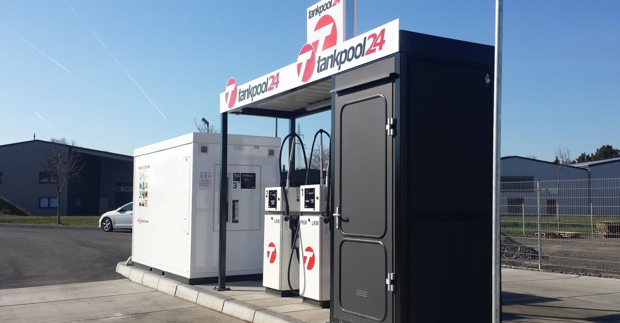 Eine große Tankpool24 Tankstelle mit zwei Zapfsäulen.