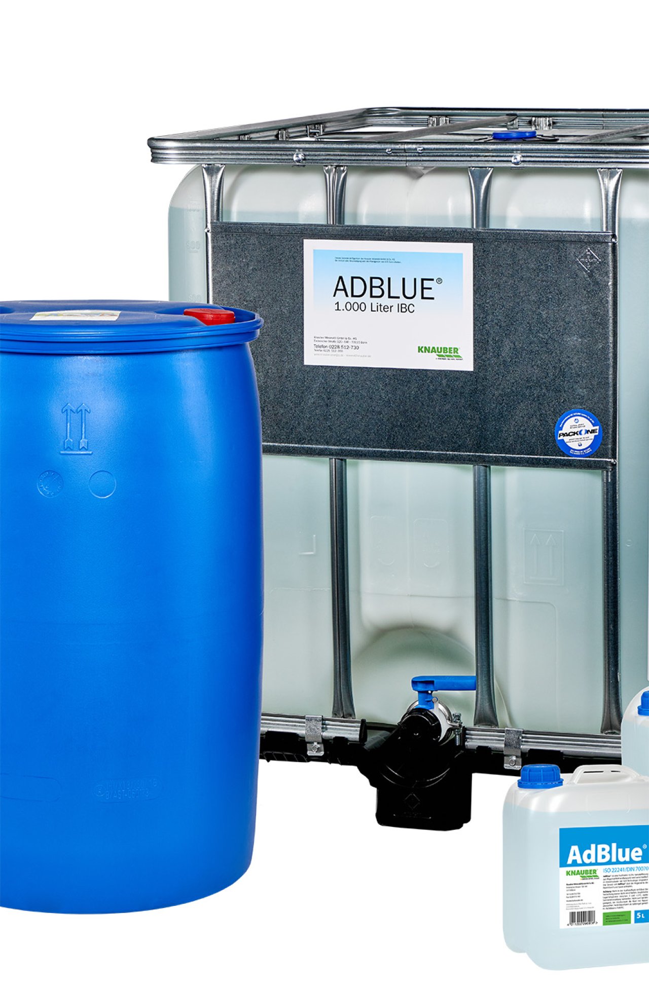 Verschiedene Behälter mit AdBlue, darunter ein großer blauer Fass, ein 1000-Liter-IBC-Container und kleinere Kanister.