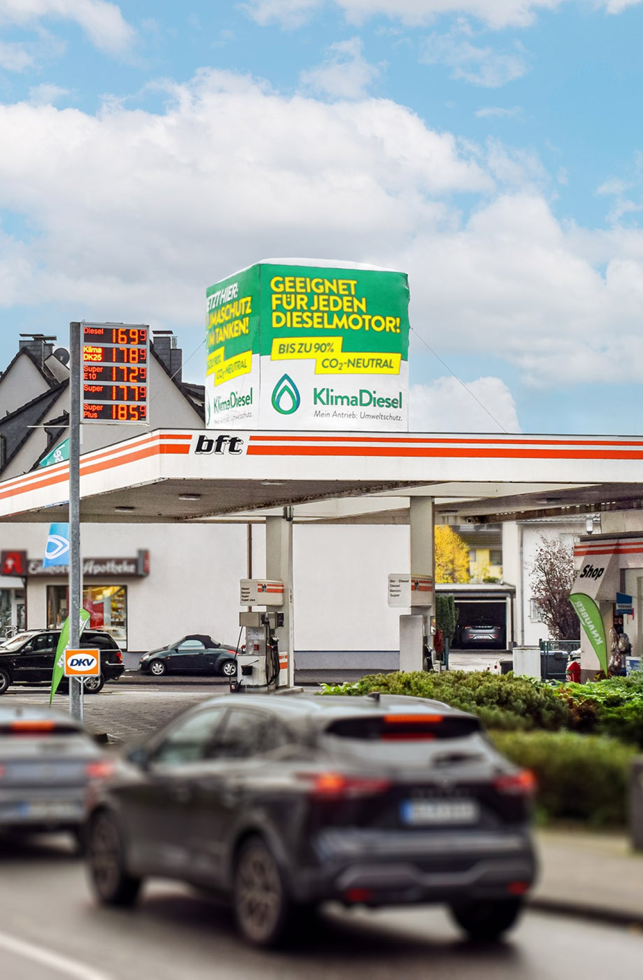 Eine Tankstelle von bft. Im Vordergrund ein schwarzes Auto, im Hintergrund die Preisanzeige der Tankstelle.
