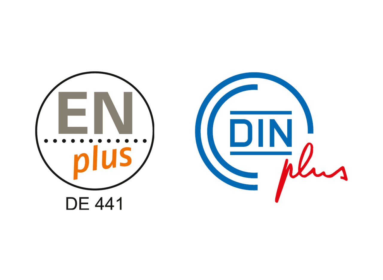 Zwei Qualitätssiegel: links EN plus DE 441 in Grau und Orange, rechts DIN plus in Blau und Rot.